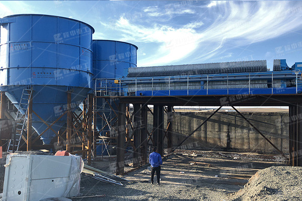 帶式壓濾機(jī)污泥脫水設(shè)備，使用過(guò)程中對(duì)污泥脫水有什么影響